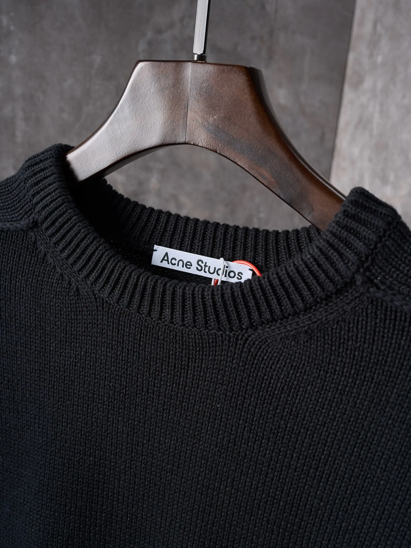 [Real auction] Acne Studios letter print logo long-sleeved crew neck sweater [In Stock] XS S M L custom-woven plateau yak gold wool, soft and delicate, comfortable and skin-friendly, Classic Black tone exudes an innate sense of luxury, warm and devouring, high-end minimalist blank design on the front panel, and Acne Studios logo pattern printed on the back panel for embellishment, sweeping the starting point of fashion. Deep black and carbon black fibers are interlaced, making simplicity more than simple. The magic of Versatile comes with advanced filters Showing a unique fashion attitude in minimalism. Use glue printing. The printing has been modified three times with the film screen. Use glue liquid paint to print the pattern on the fabric. Bake the fabric to fix the printed pattern. Garment washing water softening and deodorizing process. Use professional washing equipment and specific detergents to deep clean and deodorize the clothes. Improve the feel and appearance of the clothes, loose fit.